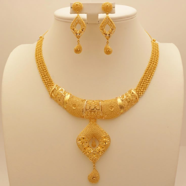 Elegant gold bracelet with name design